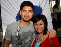 Rizky dan Roro berpose saat ditemui di acara peluncuran komik Volt di Comic Cafe, Kuningan, Jakarta Selatan, Kamis (1/3/2012). Gus Mun/detikcom.