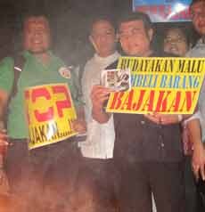 Raja Dangdut dan Artis PAMMI Ramai-ramai Bakar VCD/DVD Bajakan