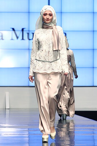 Irna La Perle by Irna Mutiara Shining Genre. Indonesia Fashion Week 2012. Jakarta Convention Center. Senayan. Jakarta. [Foto: Mohammad Abduh/Wolipop]