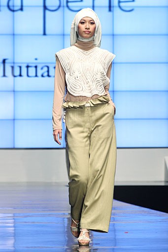 Irna La Perle by Irna Mutiara Shining Genre. Indonesia Fashion Week 2012. Jakarta Convention Center. Senayan. Jakarta. [Foto: Mohammad Abduh/Wolipop]