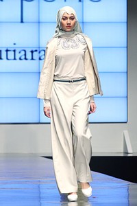 Irna La Perle by Irna Mutiara Shining Genre. Indonesia Fashion Week 2012. Jakarta Convention Center. Senayan. Jakarta. [Foto: Mohammad Abduh/Wolipop]