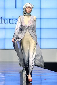 Irna La Perle by Irna Mutiara Shining Genre. Indonesia Fashion Week 2012. Jakarta Convention Center. Senayan. Jakarta. [Foto: Mohammad Abduh/Wolipop]