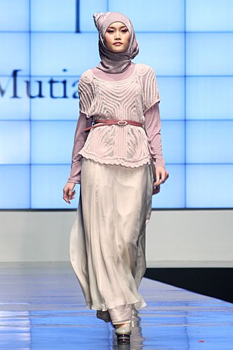 Irna La Perle by Irna Mutiara Shining Genre. Indonesia Fashion Week 2012. Jakarta Convention Center. Senayan. Jakarta. [Foto: Mohammad Abduh/Wolipop]