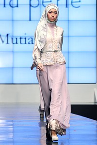 Irna La Perle by Irna Mutiara Shining Genre. Indonesia Fashion Week 2012. Jakarta Convention Center. Senayan. Jakarta. [Foto: Mohammad Abduh/Wolipop]