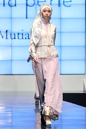 Irna La Perle by Irna Mutiara Shining Genre. Indonesia Fashion Week 2012. Jakarta Convention Center. Senayan. Jakarta. [Foto: Mohammad Abduh/Wolipop]