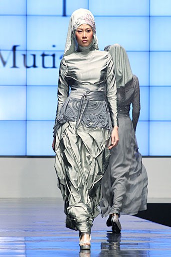 Irna La Perle by Irna Mutiara Shining Genre. Indonesia Fashion Week 2012. Jakarta Convention Center. Senayan. Jakarta. [Foto: Mohammad Abduh/Wolipop]