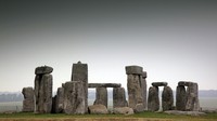 Stonehenge merupakan nama yang diberikan kepada tugu peringatan yang dikenal sebagai henge yang terdiri dari kurungan atau lingkaran tambak dengan parit di dalam. Ia sudah ada sejak 3000 sebelum masehi