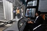 Sik Asikkk...Gaji Sopir Bus TransJ Naik 300 %