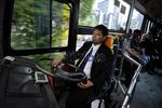 Sik Asikkk...Gaji Sopir Bus TransJ Naik 300 %