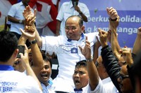 Kader Demokrat terus meneriakkan yel-yel Hidup Anas, hidup Ibas, hidup Nachrowi. Nachrowi jadi.....