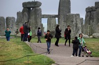 Stonehenge terletak berdekatan dengan Amesbury di Wiltshire, Inggris, sekitar 13 kilometer barat laut Salisbury. Ada baiknya Anda menabung untuk dapat melancong dan berfoto-foto disini.