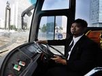 Sik Asikkk...Gaji Sopir Bus TransJ Naik 300 %