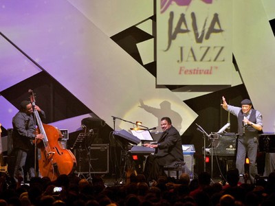 Aksi Al Jarreau Makin Menggigit