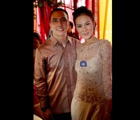 Astrid dan Aldi menggelar acara lamaran itu dengan adat Batak.