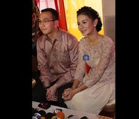 Mantan kekasih Gading Marten itu terlihat sangat cantik dengan memakai kebaya berwarna cream agak keputihan.