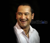 Mudji yang kini dekat Angie mengaku enjoy menjalani aktivitasnya kali ini, terlebih bisa dapat terjun ke dunia entertainment mengikuti jejak mendiang kakaknya Adjie Massaid.
