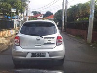 Di belakang mobil ditempelkan kertas dengan tulisan Nissan March saya...boros....10 km per liter. Jauh dari angka yang digadang-gadang Nissan.