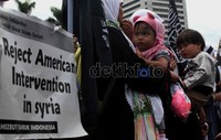 Aksi ini diikuti oleh wanita dan anak-anak.