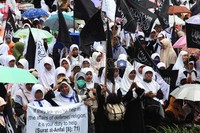 Unjuk rasa ini digelar untuk menyikapi pemerintahan Presiden Syria Bahar Assad yang dinilai bertanggung jawab atas tewasnya ribuan rakyatnya.