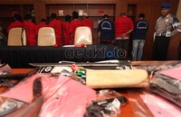 Kini ke 10 orang tersangka penyerangan di RSPAD ditahan di Polres Jakarta Pusat. Pemicu dari penyerangan ini sendiri diawali dari masalah hutang pembelian shabu 3,5 ons senilai Rp. 280 juta