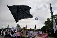 Ratusan massa HTI Sulsel menggelar long march dari Masjid Al Markaz menuju Monumen Mandala.