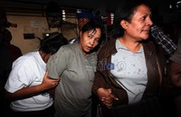 Perempuan itu mengenakan baju berwarna abu-abu saat datang ke Polres Jakpus. Tidak terlihat suami dari perempuan itu. Malahan di belakang perempuan itu, terdapat perempuan lain yang ikut bersamanya. belum diketahui siapa perempuan lain itu.
