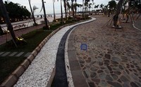 Pedestarian di bibir pantai itu juga semakin dibuat apik dengan tumpukan koral kecil berwarna putih. Disepanjang pedestarian juga ditanam pohon kelapa untuk memberikan kesejukan.