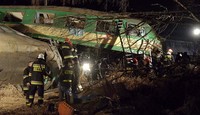 Kecelakaan terjadi ketika 2 kereta yang membawa 350 penumpang ini melaju dengan kecepatan tinggi secara berlawanan pada jalur yang sama. Reuters/Sebastian Adamus/Agencja Gazeta.
