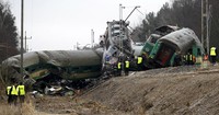 Usai bertubrukan, kereta tersebut tampak hancur. Reuters/Peter Andrews.