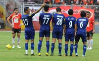 Persija mencetak gol pertama pada menit ke-29. Tendangan bebas Pedro membuat kiper I Made Wirawan bertekuk lutut.  ANTARA/Andika Wahyu