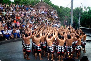 Tari Kecak dan Sunset yang Khas Bali di Uluwatu