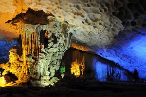 Wisata Tiga Gua di Ha Long Bay, Vietnam