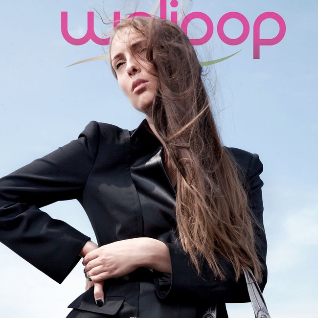 Blazer dan rok tidak akan pernah membosankan untuk busana kerja, pilihlah blazer dengan detail kerah yang unik agar terlihat lebih fashionable. Tidak ingin terlalu dark, Anda bisa memilih tas dengan nuansa metalik. (dok. Alberta Ferretti)