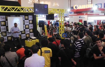 Berbagai fotografi dari beragam aliran berbagi ilmu disini. Dari fotografi berita, salon, lubang jarum, bawah laut, olah digital hingga produsen, klub, hingga sekolah fotografi. Komplit.