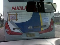 Karena lampu sein bus mati, baik sisi kiri maupun sisi kanan, kami jadi kesulitan untuk menyalip. Ya sudah, ikut bus saja jadinya. (Sofyan Hadi)