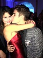 Muah..Justin Bieber Cium Selena Gomez di Pesta Ultah