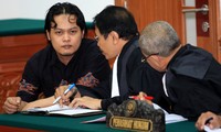 Imam berbincang dengan kuasa hukumnya. Dalam persidangan ini, majelis hakim menilai Imam terbukti melakukan tindak pidana terorisme yang diatur dalam pasal 13 huruf c tahun 2003 UU No. 15 Tentang Tindak Pidana Terorisme. ANTARA/Dhoni Setiawan.