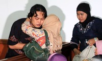 Imam memeluk anggota keluarganya usai mendengarkan pembacaan vonis di Pengadilan Negeri Jakarta Barat. ANTARA/Dhoni Setiawan.