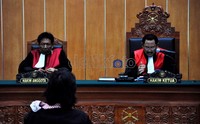 Pepi mendengarkan vonis yang dibacakan Ketua Majelis Hakim, Mustofa di PN Jakarta Barat.