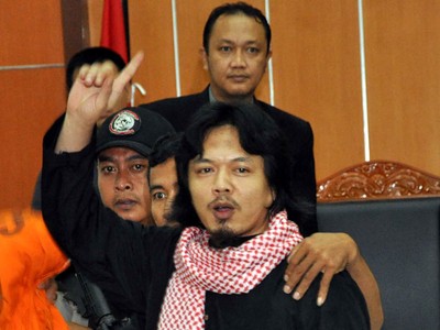 Dipenjara 18 Tahun, Otak Bom Buku Tersenyum