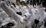Berbaju Anti Radiasi, Greenpeace Tolak PLTN