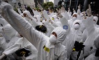 Dalam aksinya mereka memakai masker dan pakaian anti radiasi ala pekerja PLTN Fukushima.