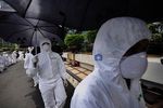 Berbaju Anti Radiasi, Greenpeace Tolak PLTN