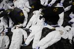 Berbaju Anti Radiasi, Greenpeace Tolak PLTN