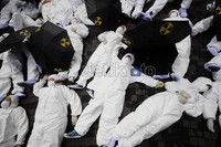 Mereka juga menggambarkan akan bahaya nuklir seperti yang terjadi di Fukushima, Jepang.