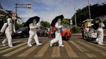 Berbaju Anti Radiasi, Greenpeace Tolak PLTN