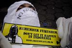Berbaju Anti Radiasi, Greenpeace Tolak PLTN