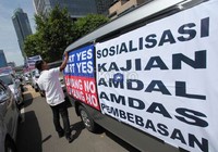 Pendemo yang kebanyakan pengusaha di sepanjang jalan tersebut menilai sistem Mass Rapid Trans (MRT) dengan sistem jalan layang yang akan dibangun di Lebak Bulus-Sisimangaraja akan membuat kerugian material/finansial.