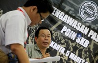 Ini seperti dagelan, sandiwara badut. Di situ hakim MA ibarat badut yang mempermainkan permainan badut yaitu mereka mendukung adanya kode etik, tapi mereka sendiri yang menghapus. Saya malu, meski saya pernah menjadi hakim agung di sana, kata mantan hakim agung Laica Marzuki.
