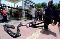 Teatrikal Eep sebagai buntut kekecewaan MA yang menghukumnya 5 tahun penjara. Sebelumnya, di pengadilan Tipikor Bandung, Eep dibebaskan.